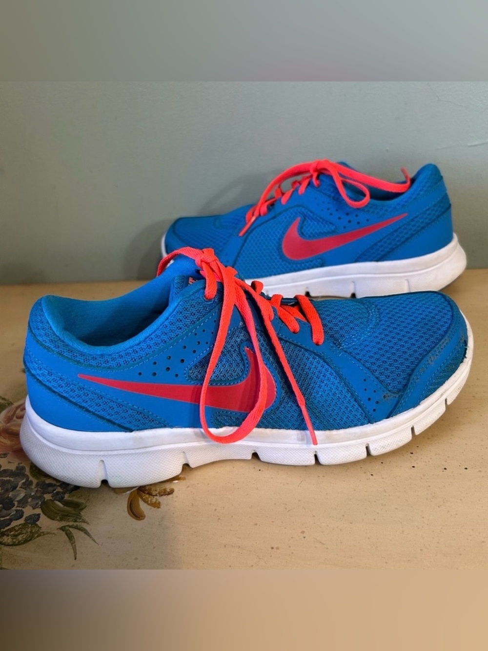 NIKE Woman’s Blue & Orange Sneakers